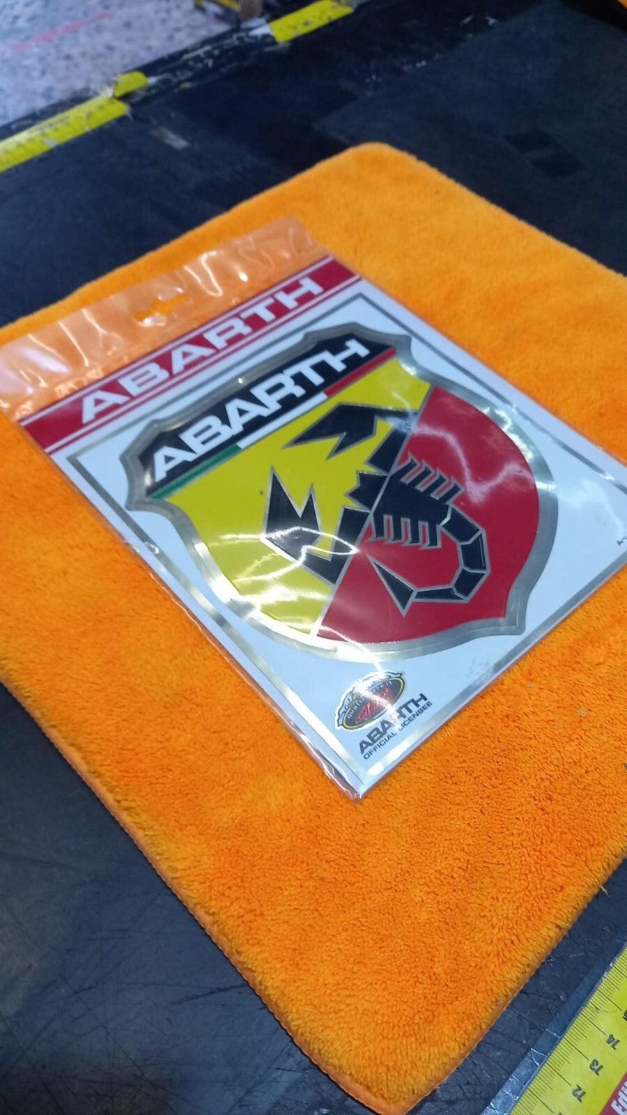 SCUDETTO ABARTH ADESIVO GIGANTE 25X20 CM.