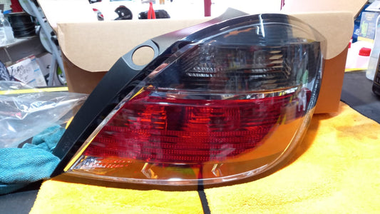 FANALE POSTERIORE DX  DESTRO FUME'OPEL ASTRA H 5PORTE DAL 2004 AL 2009
