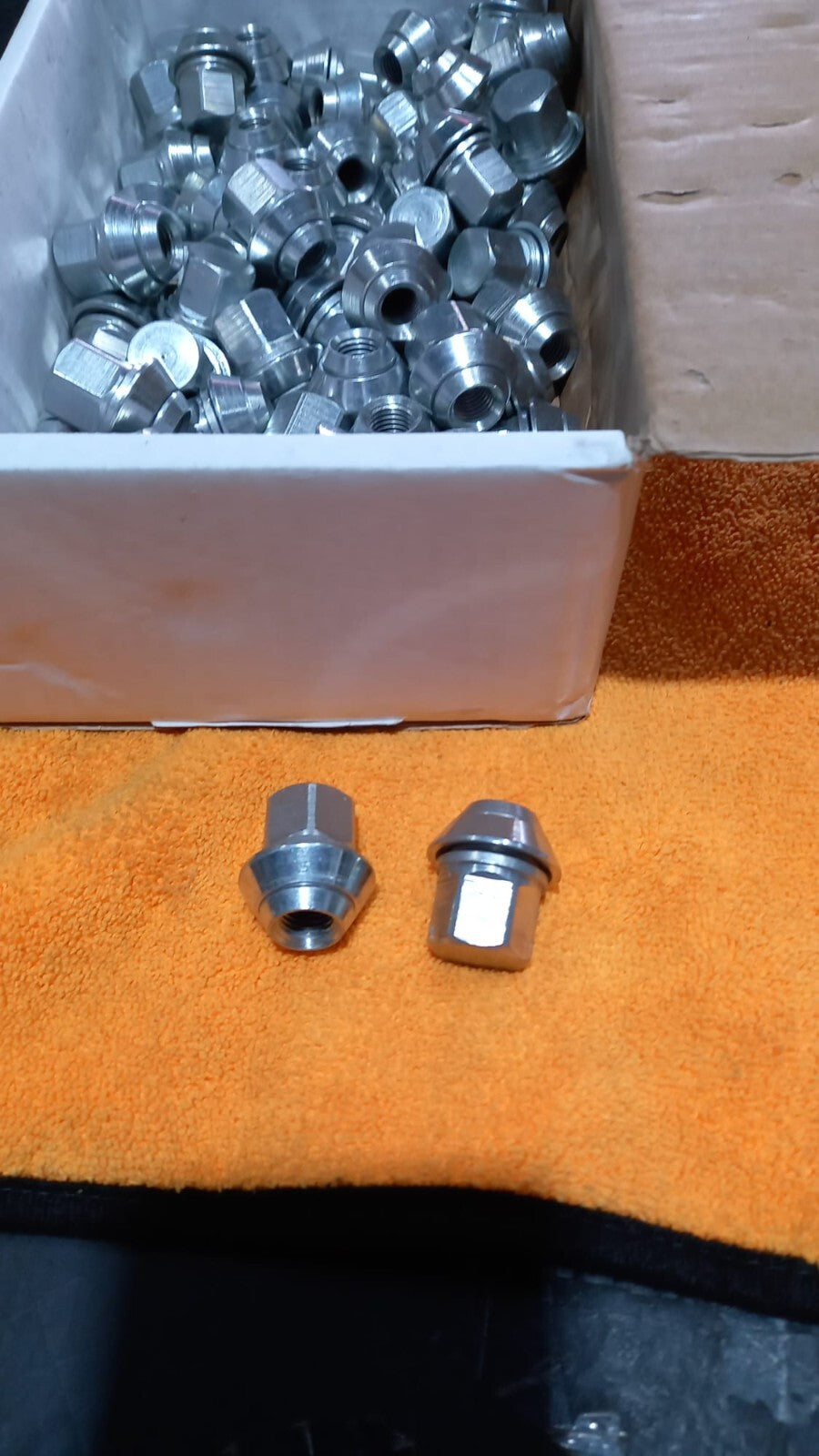 20 BULLONI RUOTE  FORD FOCUS ,KUGA, TUTTE CON CHIAVE 19