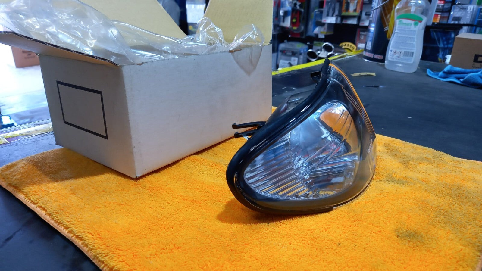 FANALE FRECCIA CRISTAL CON BORDO NERO DX DESTRA BMW SERIE 3 E 46 2001 IN POI 