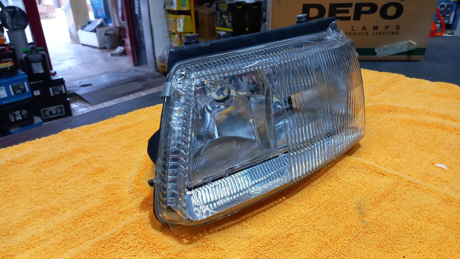FARO PROIETTORE SX SINISTRO VOLKSWAGEN PASSAT DAL 1996 AL 2000 H7-H1 NO-FEND.