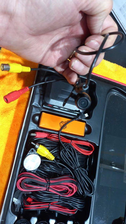 KIT SENSORI DI PARCHEGGIO +TELECAMERA + MONITOR SOPRASPECCHIO  12V