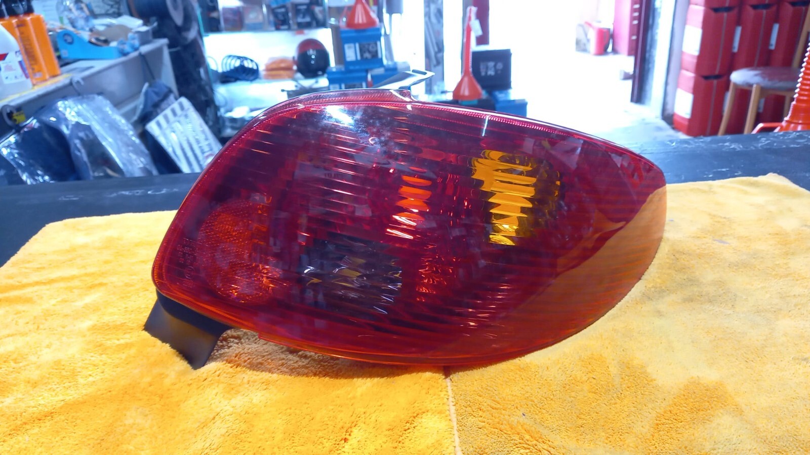 550-1931R-UE FANALE POSTERIORE DX  DESTRO  PEUGEOT  206 DAL 2003 IN POI 5 PORTE