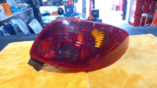 550-1931R-UE FANALE POSTERIORE DX  DESTRO  PEUGEOT  206 DAL 2003 IN POI 5 PORTE