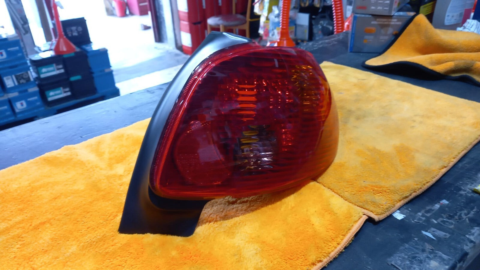 550-1931R-UE FANALE POSTERIORE DX  DESTRO  PEUGEOT  206 DAL 2003 IN POI 5 PORTE