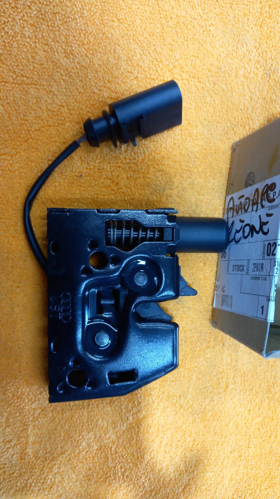 8X0823509C SERRATURA COFANO ANTERIORE AUDI A1 DAL 2010 IN POI