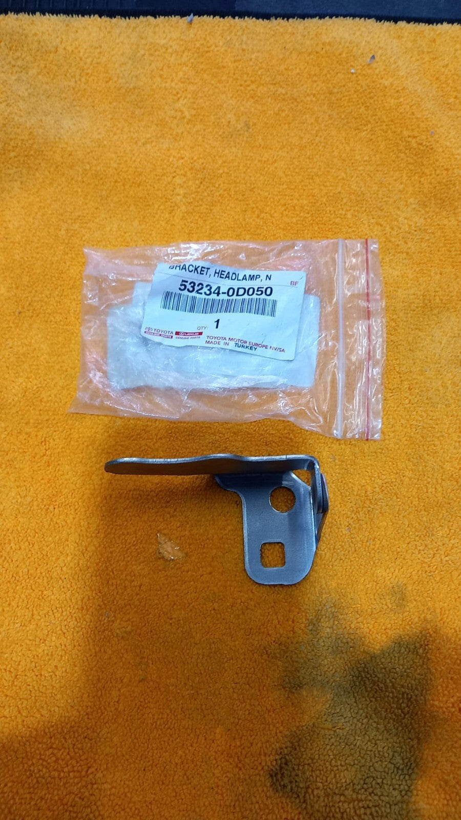 Toyota 53234-0D050 Staffa, SUPPORTO  Yaris DAL 2015 AL 2018 TRA FARO E RADIATORE